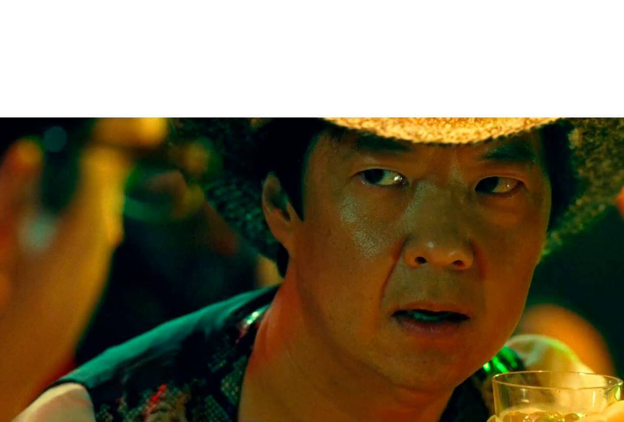 No lo sé, tú dime meme: Leslie Chow sospecha que le pusieron algo a la bebida.