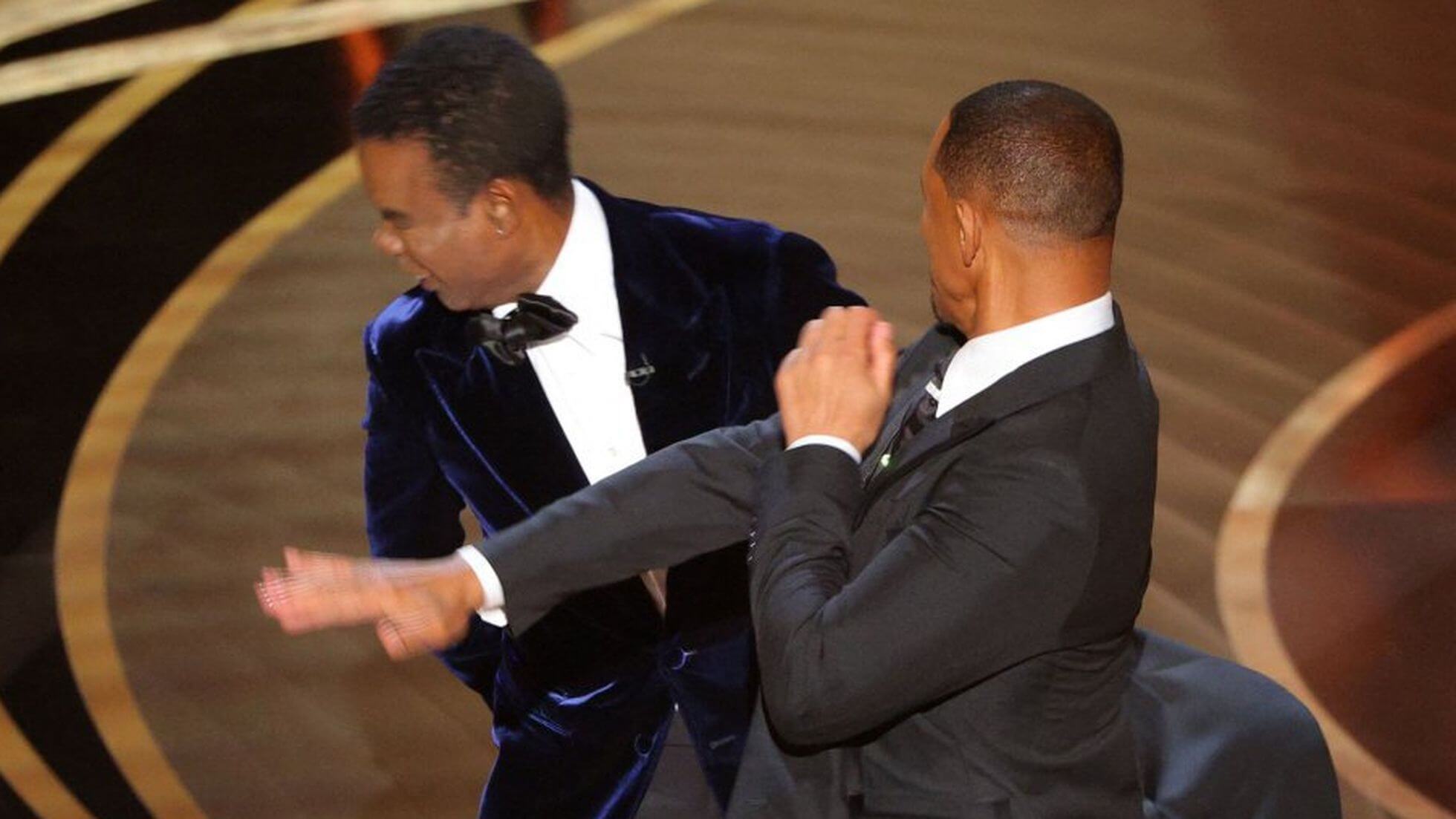 Will Smith cachetea a Chris Rock meme: Will Smith, que minutos después ha recibido el Oscar a mejor actor por su papel en El método Williams, ha subido al esc…